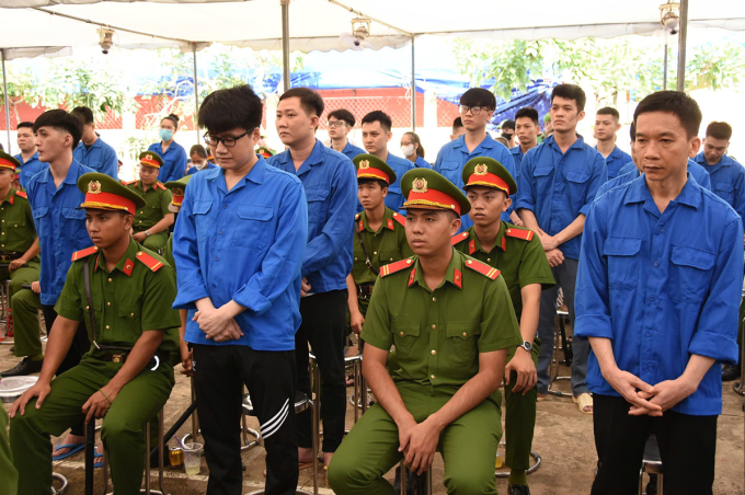 z6871714886858-e5eeeeb84faf106-5709-8265-1754283941 Trần Văn Châu (ngoài cùng bên phải) cùng các đồng phạm tại tòa phúc thẩm. Ảnh: Nam An