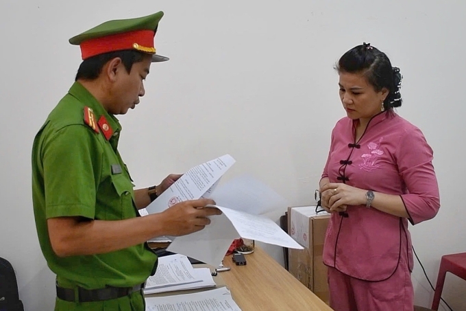 z6877025837178-2eb3940576c82d1-5719-3641-1754400227 Bà Nguyễn Thị Quyên lúc nghe lệnh bắt. Ảnh: Công an Quảng Ngãi