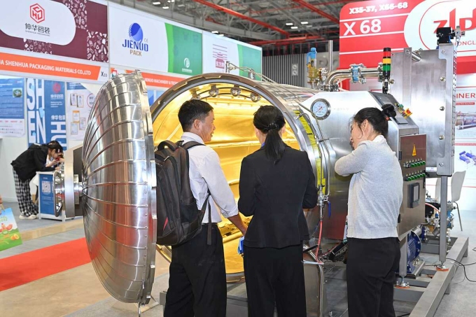 z6878834077930-e359aeb31a0c278-9057-2420-1754478261 Khu vực trưng bày máy móc trong ngành thực phẩm. Ảnh: Vinexad