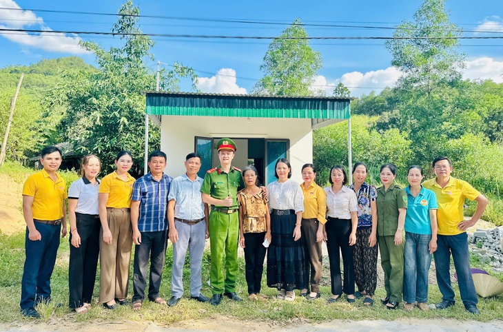 z6896778455163a68ba2797596e2f20e19918c3c5bf141-1754918999027209643062 Phó trưởng công an xã ở Nghệ An quyên tiền xây tặng 2 nhà kiên cố cho gia đình nghèo - Ảnh 2.