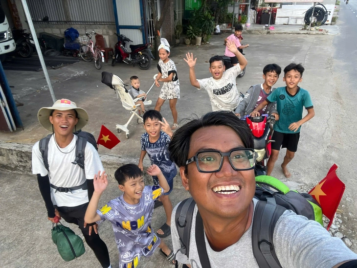 z6900511108306766a487af669b4e6ddf7eb66460cdb45-1755011099056683160601 Mang lá cờ trên vai, hướng đến thủ đô dịp 2-9 của 2 chàng trai đi bộ xuyên Việt - Ảnh 4.