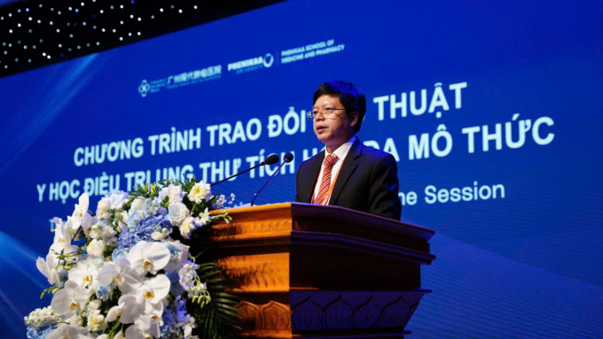 z6905684974724-1c6f0a4d81bfeaf-5737-4468-1755253165 Ông Nguyễn Trọng Khoa, Phó cục trưởng Cục Quản lý Khám, chữa bệnh, Bộ Y tế, phát biểu tại sự kiện. Ảnh: Bệnh viện Ung bướu St.Stamford Quảng Châu