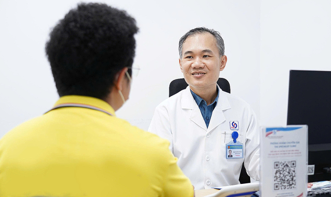 z6906264063131-135292f6d4e680e-8854-4855-1755248974 Bác sĩ tư vấn, thăm khám cho người đàn ông. Ảnh: Bệnh viện cung cấp