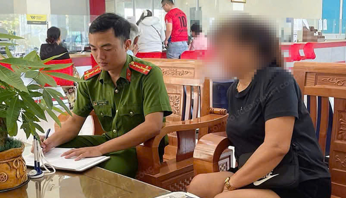 z6909067283298-c03e1d5dc9549f8-4098-8183-1755311136 Công an làm việc với người phụ nữ để tìm hiểu sự việc, khuyên ngăn và tuyên truyền cho nạn nhân cảnh giác với chiêu trò lừa đảo. Ảnh: Công an cung cấp