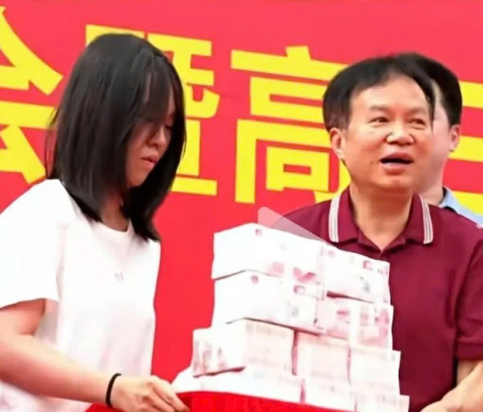 z6923742269676-29aabe4c0581ee5-4638-3187-1755615517 Trường Quốc tế Dajing trao thưởng tiền mặt cho học sinh đỗ Thanh Hoa. Ảnh: Jiupai News