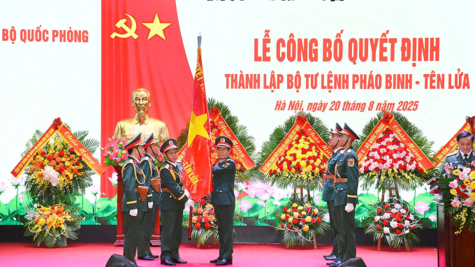 z6927439376807-59976ce4930930a-9509-6194-1755695477 Đại tướng Nguyễn Tân Cương trao Quân kỳ Quyết thắng cho Bộ tư lệnh Pháo binh - Tên lửa. Ảnh: Tuấn Huy